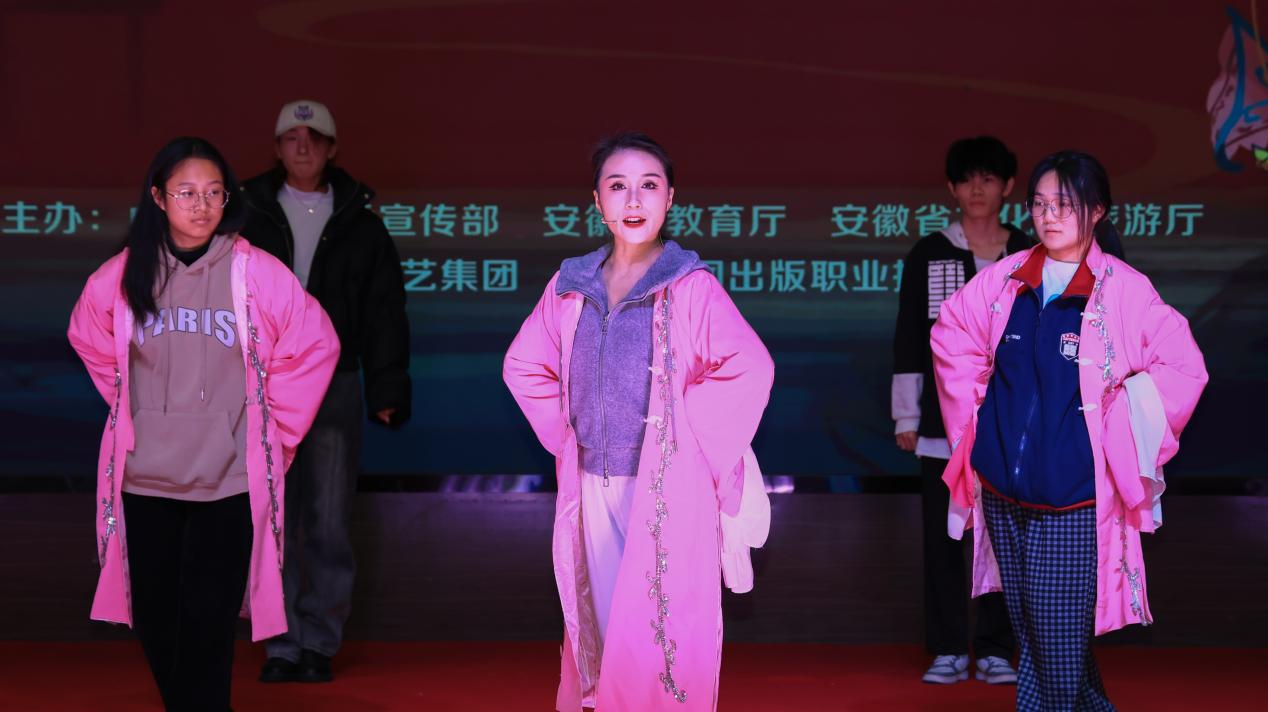 “校园大舞台——徽风皖韵进高校”戏曲专场演出在伟德BETVLCTOR1946精彩上演10.png